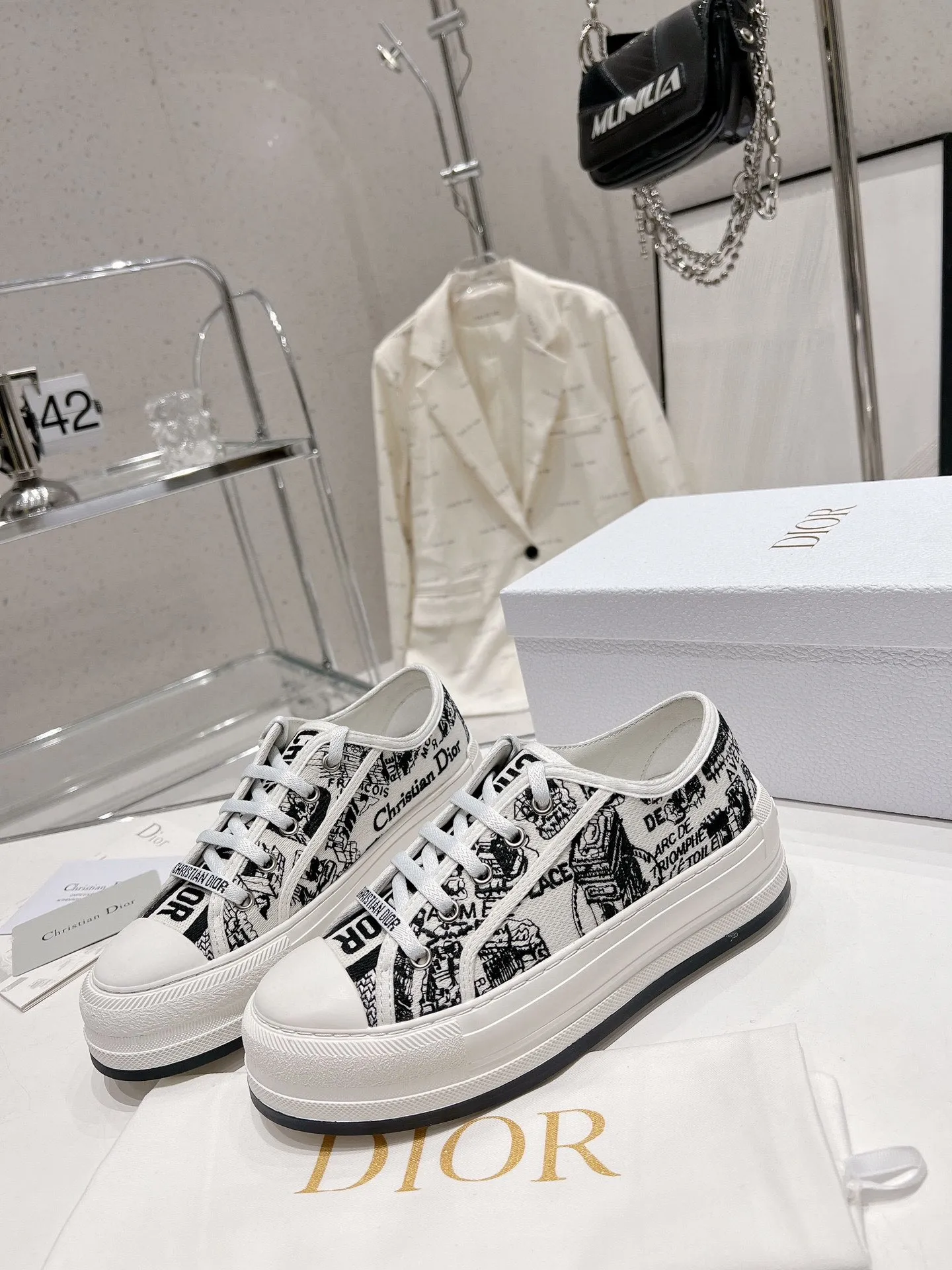 👟👟Ex-factory price 520👟👟 Women's shoes Women's clothing Women's shoes Women's shoes Women's clothing Dior series Dior Dior 2024 Walk'n series Presbyopia Embroidery Thick-soled canvas shoes Casual sneakers Original purchase development Production This Walk'n'Dior thick-soled sneaker is a fashionable item that enhances the style of the series. Oblique printed cotton embroidered upper with comfortable platform sole, tongue and Christian Dior 👟👟 ex-factory aris signature laces. Can add fashionable temperament to all kinds of casual looks ▪️Fabric: Original customized imported Oblique printed embroidery ▪️Inner lining: Imported soft sheepskin lining ▪️Outsole: Original exclusive molded T👟👟Factory price U material ▪️Sole thickness: 4.5CM ▪️Size: Women's 35-40